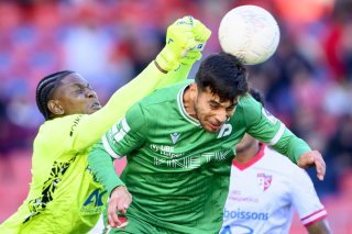 Le gardien Timothy Fayulu (SIO), gauche, lutte pour le ballon avec Boris Cespedes (YS), droite, lors de la rencontre de football de Swiss Super League entre le FC Sion, SIO, et le Yverdon Sport FC, YS, ce samedi 5 octobre 2024 au Stade de Tourbillon a Sion. (KEYSTONE/Laurent Gillieron)